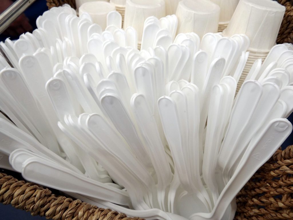 cucharas y vasos de bioplástico de nopal